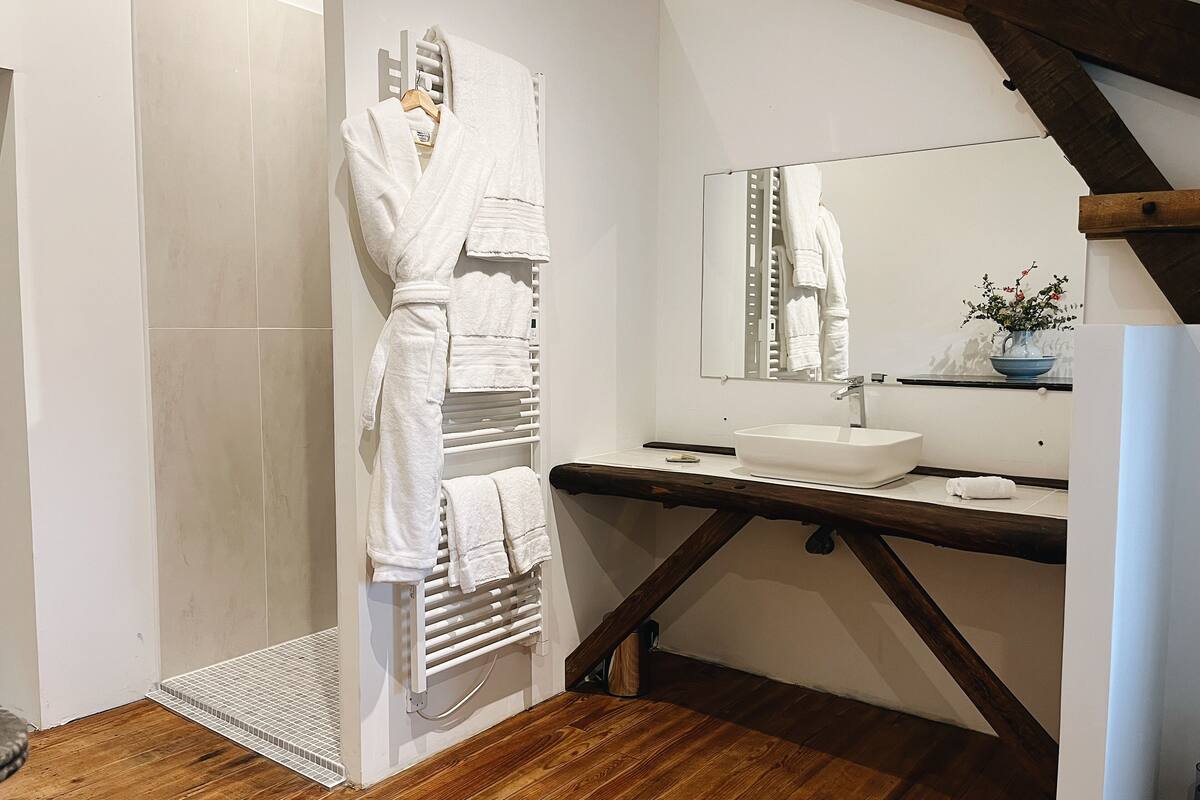 ห้องดีลักซ์ | เครื่องนอนระดับพรีเมียม, ผ้านวมขนเป็ด, เตียงพร้อมฟูกเสริมที่นอน