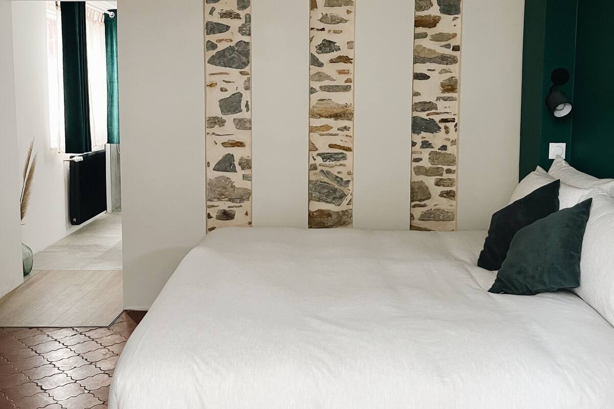 ห้องซูพีเรียสวีท | เครื่องนอนระดับพรีเมียม, ผ้านวมขนเป็ด, เตียงพร้อมฟูกเสริมที่นอน