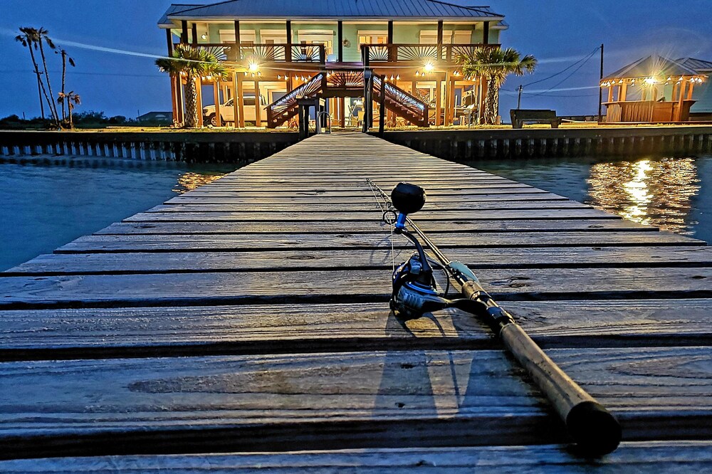 Copano waterfront, 300' private fishing pier, huge porch, boat parking, tranquil