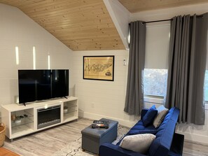 Smart-TV, Kamin, Bücher