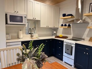 Fridge, microwave, oven, stovetop - Almost Nashville
Brand NEW studio apartment! (Pleasant View)