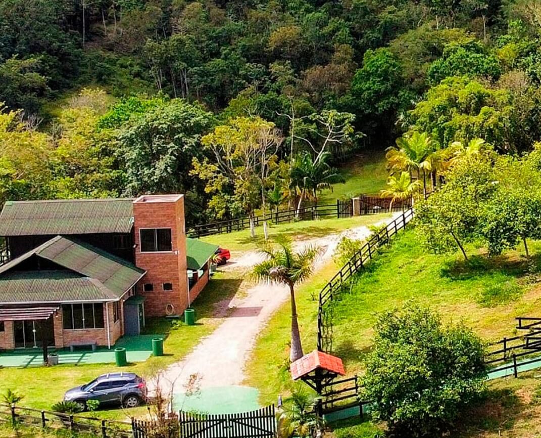 Casa de campo família | Área de estar | Smart TV 42 polegadas com canais via satélite, TV, lareira