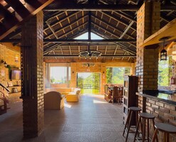 Casa de campo família | Área de estar | Smart TV 42 polegadas com canais via satélite, TV, lareira