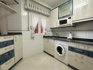 冷蔵庫、電子レンジ、オーブン、コンロ