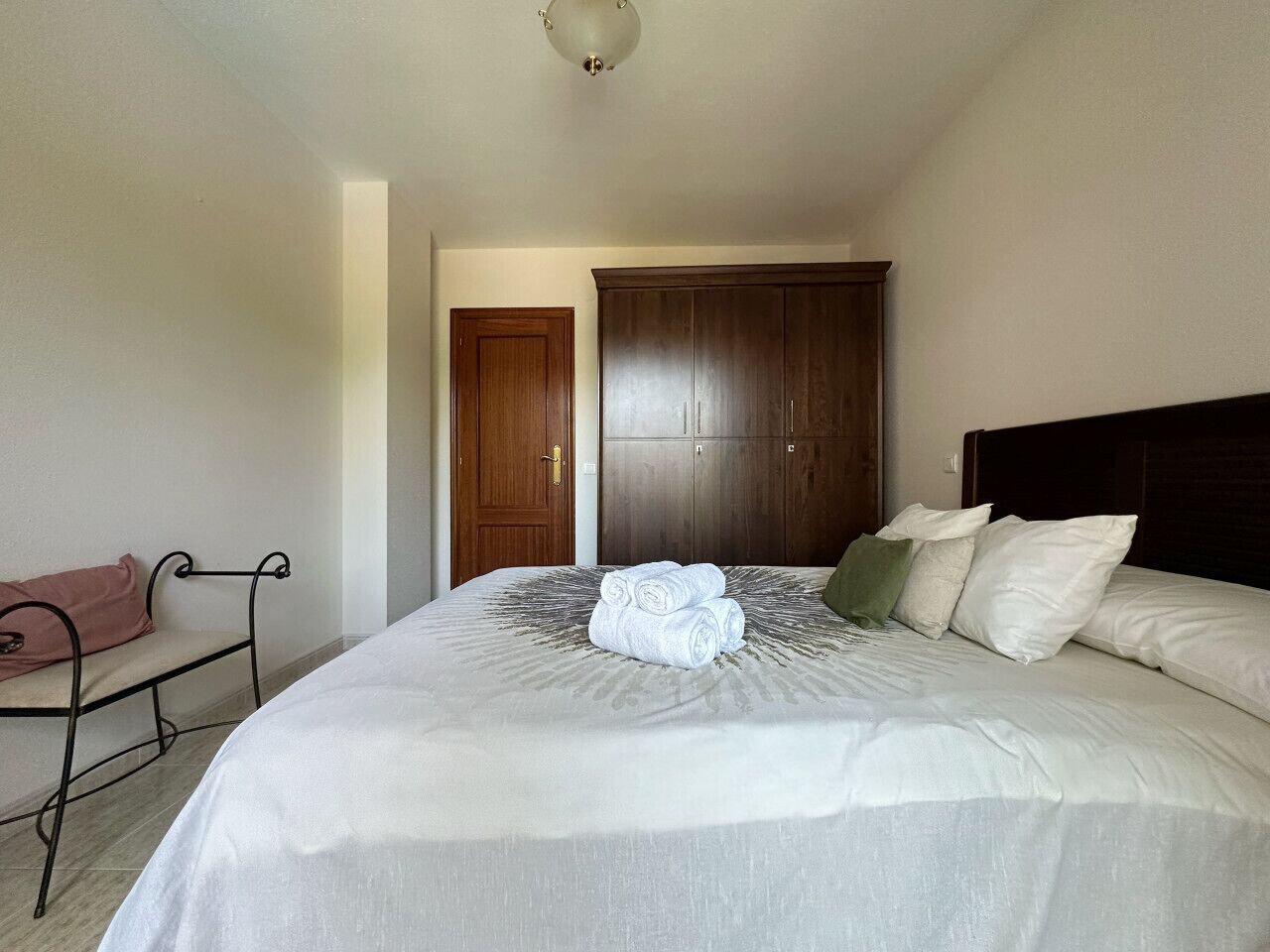 1 habitación, tabla de planchar con plancha y ropa de cama 