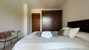 1 habitación, tabla de planchar con plancha y ropa de cama