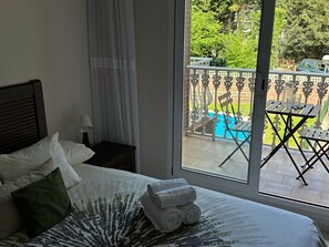 1 slaapkamer, een strijkplank/strijkijzer, beddengoed