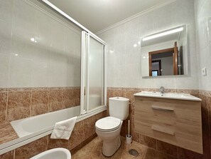 Baignoire, sèche-cheveux, serviettes fournies