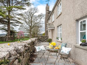 Cottage | Outdoor dining - Longlands Farm Cottage (Grange-over-Sands)