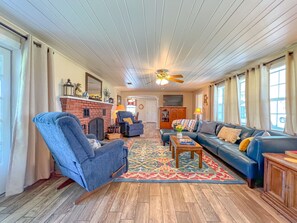 Fernseher, Kamin, Bücher