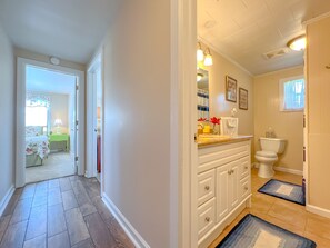 Haartrockner, Handtücher, Seife, Toilettenpapier