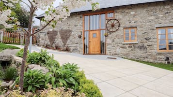 Cottage | Property grounds