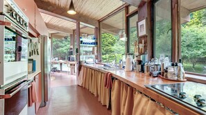 Micro-ondes, four, plaque de cuisson, cafetière/bouilloire
