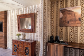Quarto superior, 2 camas de solteiro | Frigobar, cofres nos quartos, individualmente decorados