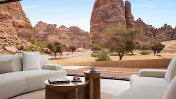 3 bars/lounges