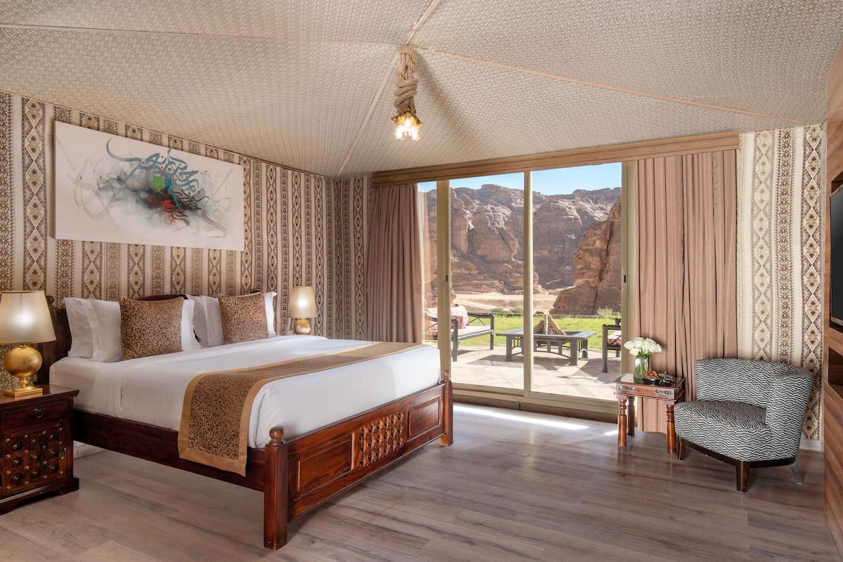 Desert Horizon Room, 1 King Bed | Minibar, in-room safe, individually decorated, individually furnished