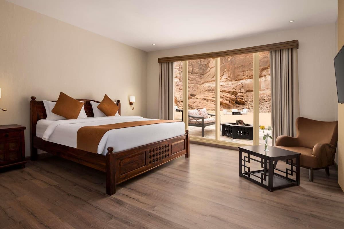 Desert Horizon Room, 1 King Bed | Minibar, in-room safe, individually decorated, individually furnished