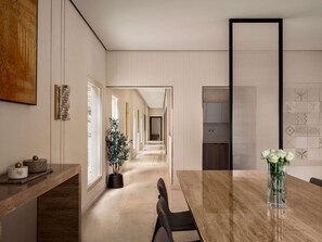 Minibar, coffres-forts dans les chambres, décoration personnalisée