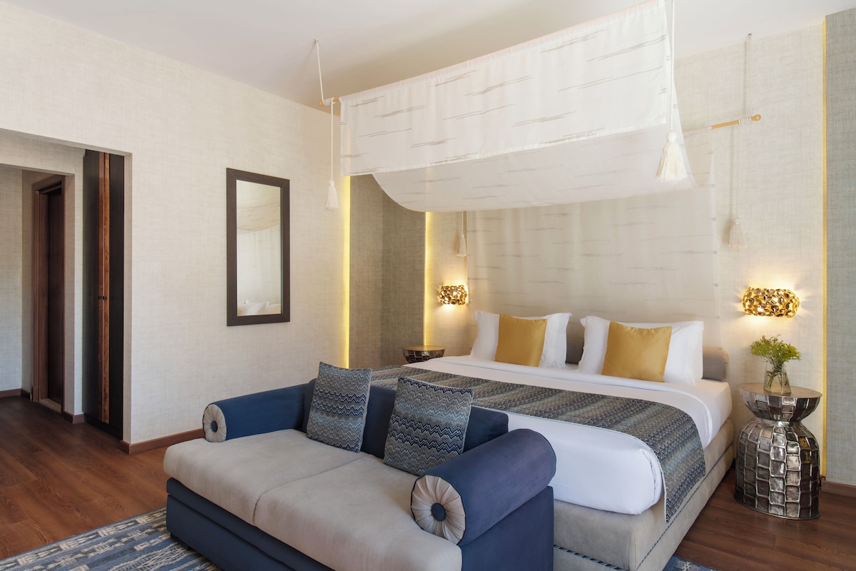 Canyon Deluxe Room, 1 King Bed | Minibar, in-room safe, laptop workspace, blackout drapes
