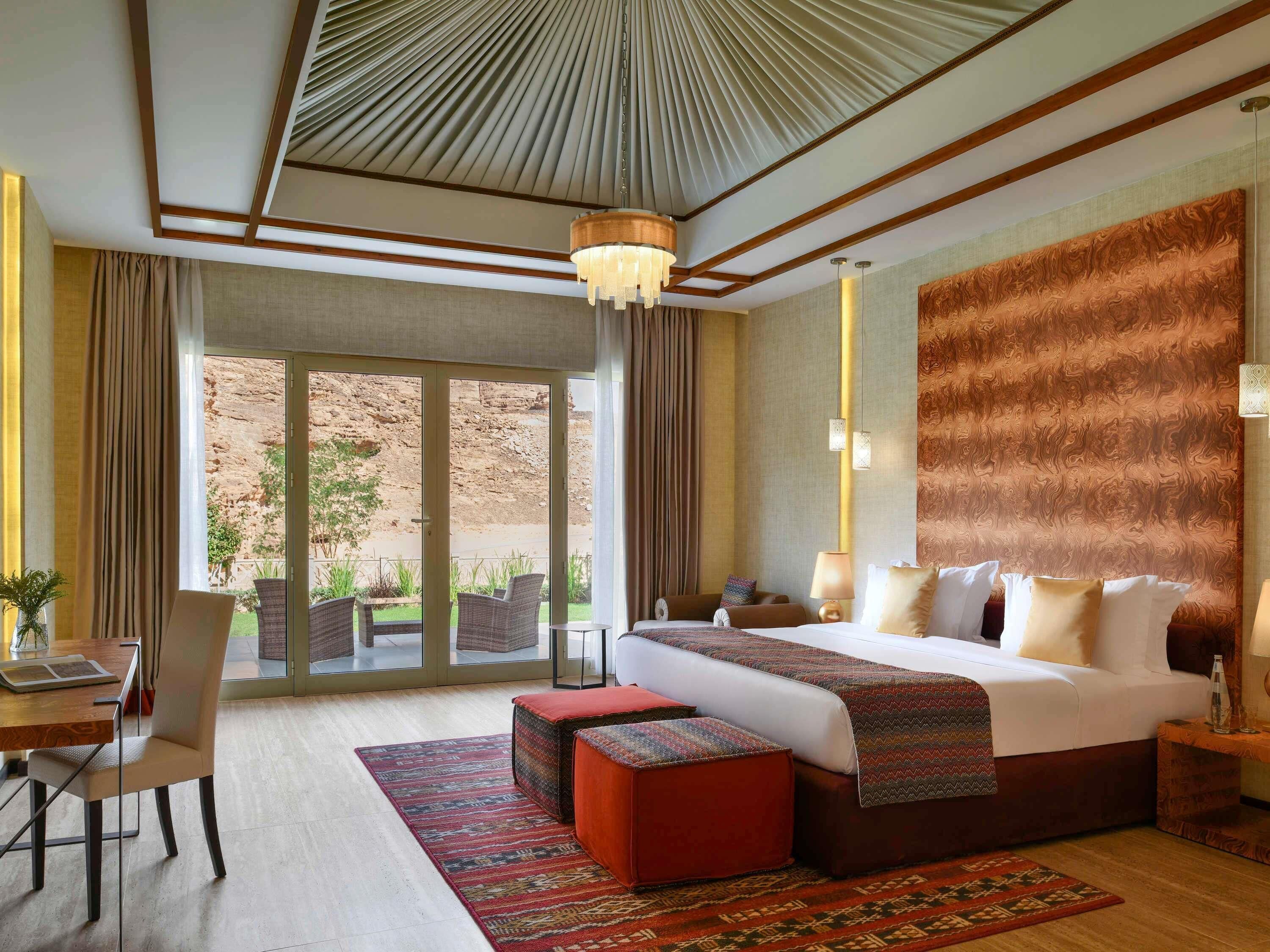 Minibar, caja de seguridad en la habitación y decoración personalizada 