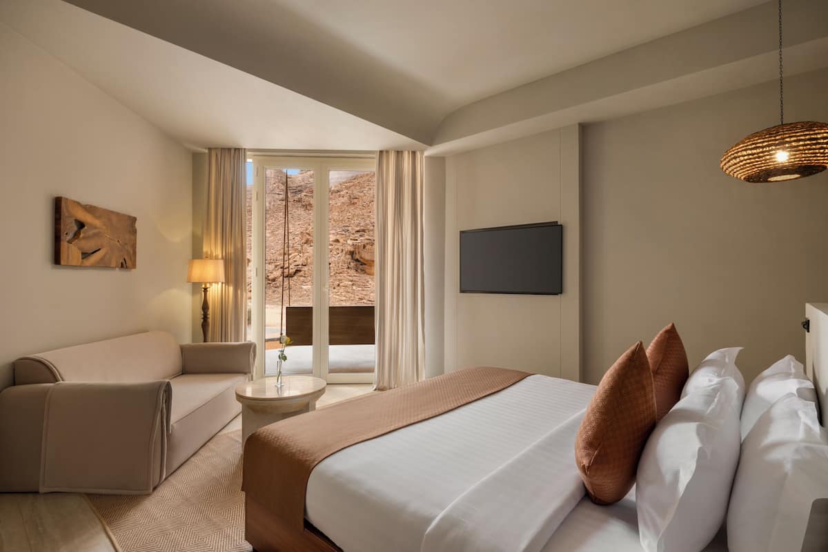 Skyline Executive Room | Minibar, in-room safe, individually decorated, individually furnished