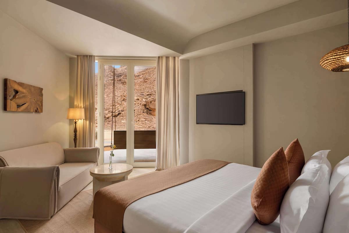 Minibar, in-room safe, individually decorated, individually furnished