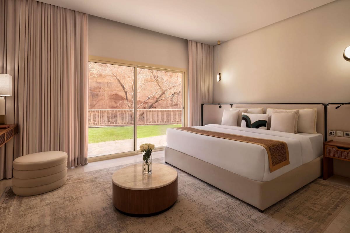 Suite Royal | Minibar, caja de seguridad en la habitación y decoración personalizada