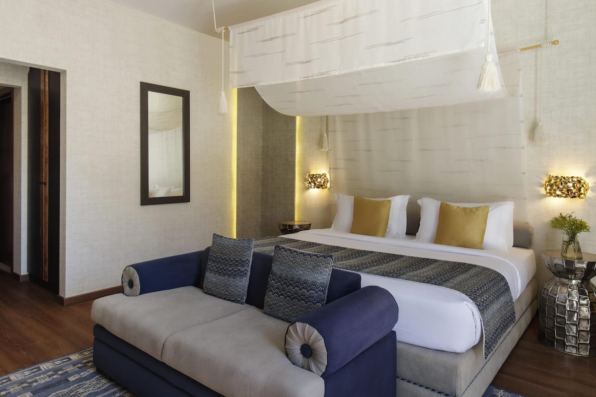 Canyon Deluxe Room, 1 King Bed | Minibar, in-room safe, individually decorated, individually furnished