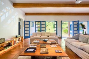 TV connectée, cheminée, baby-foot, livres