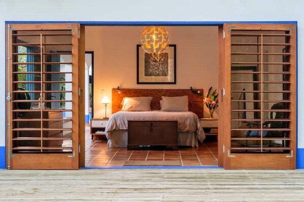 4 chambres, bureau, fer et planche à repasser, lit parapluie