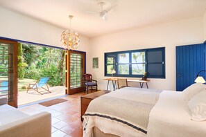 4 quartos, escrivaninha, ferros/tábuas de passar roupa, berço de viagem