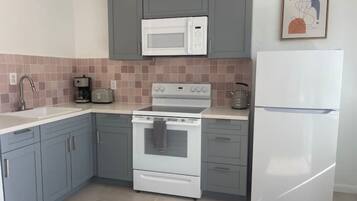 Een koelkast, een magnetron, een oven, een kookplaat