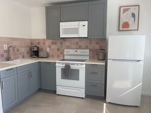 Køleskab, mikrobølgeovn, ovn, kogeplade