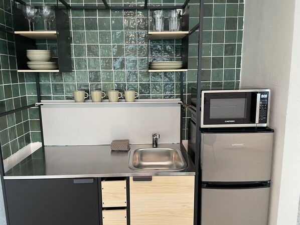 Mikrowelle, Wasserkocher mit Kaffee-/Teezubehör, Toaster, Esstisch