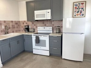 Geladeira, micro-ondas, fogão, cooktop