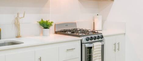 Køleskab, mikrobølgeovn, ovn, kogeplade