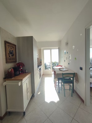 Fridge, oven, stovetop, coffee/tea maker