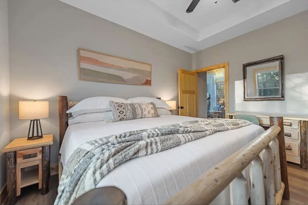 Beautiful and Peaceful Modern Chalet in River Resort w Hot Tub