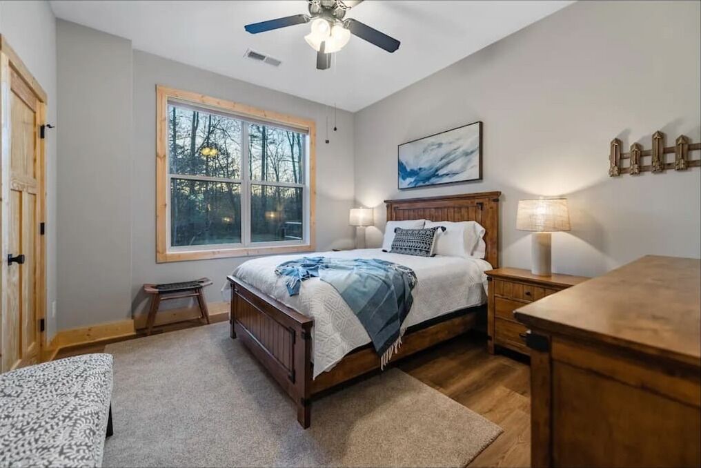 Beautiful and Peaceful Modern Chalet in River Resort w Hot Tub