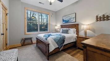 3 bedrooms, desk, iron/ironing board, free WiFi