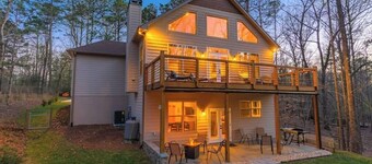 Beautiful and Peaceful Modern Chalet in River Resort w Hot Tub