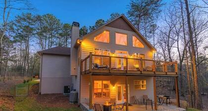 Beautiful and Peaceful Modern Chalet in River Resort w Hot Tub