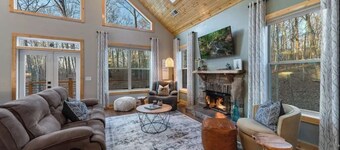 Beautiful and Peaceful Modern Chalet in River Resort w Hot Tub