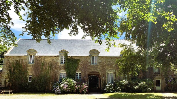 A stone building with a symmetrical facade, a central entrance, and a gravel driveway. - 17th century property between the pink granite coast & Lannion, Studio 27m2  (Saint Quay Perros)