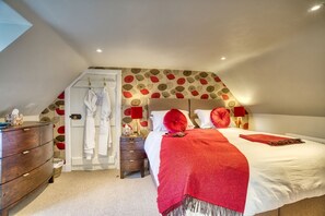 4 bedrooms, travel cot, WiFi, bed sheets