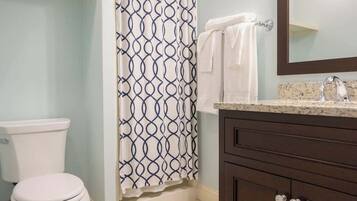 Een douche, een haardroger, handdoeken