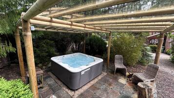 Cottage | Outdoor spa tub