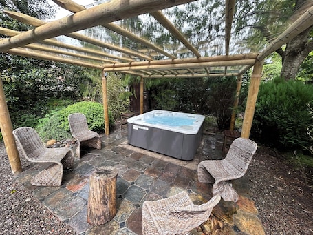 Cottage | Outdoor spa tub