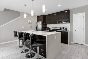 Geladeira, micro-ondas, fogão, cooktop