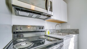 Cafetera y tetera, refrigerador, microondas y parrilla de estufa 